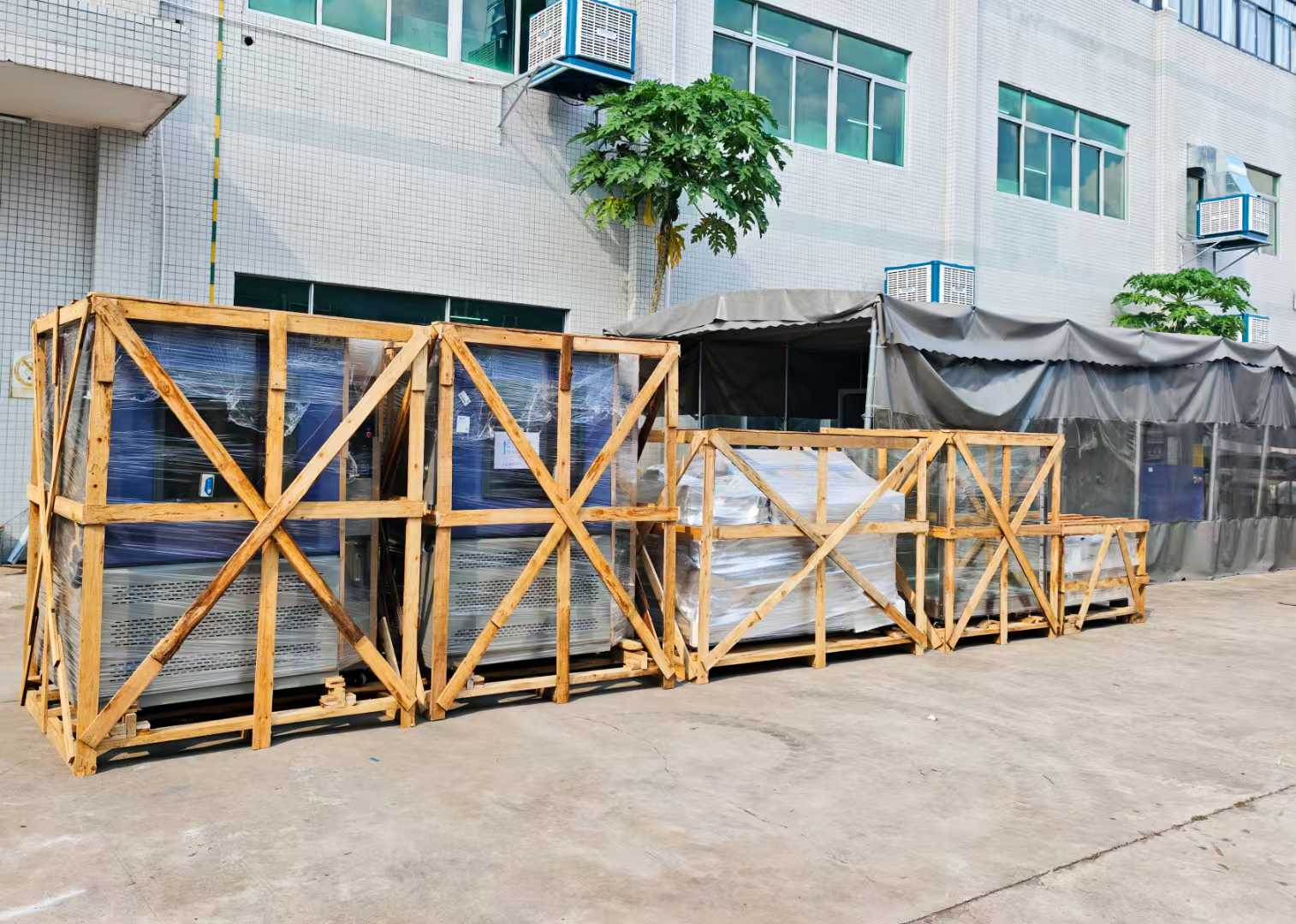 1000L淋雨箱 、1000L防尘试验箱、IPX7浸水试验箱、120型盐雾试验箱，以及模拟运输振动台
